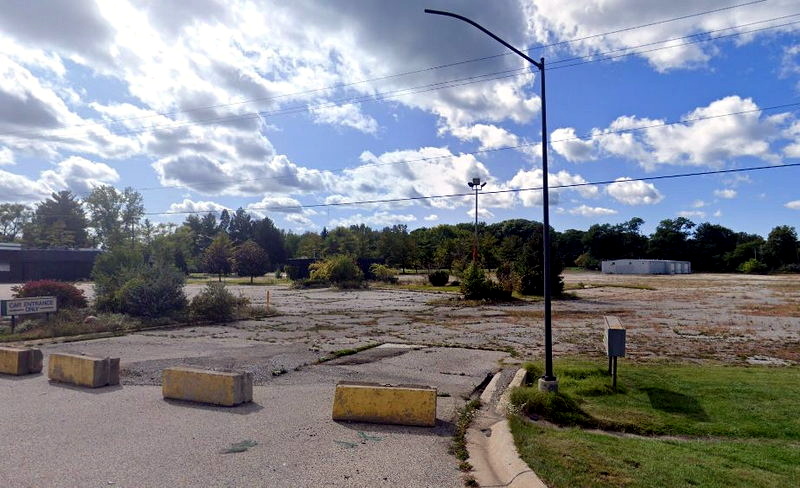 Cloverleaf Kitchens Restaurant (Harbor Country Restaurant) - Empty Lot (newer photo)